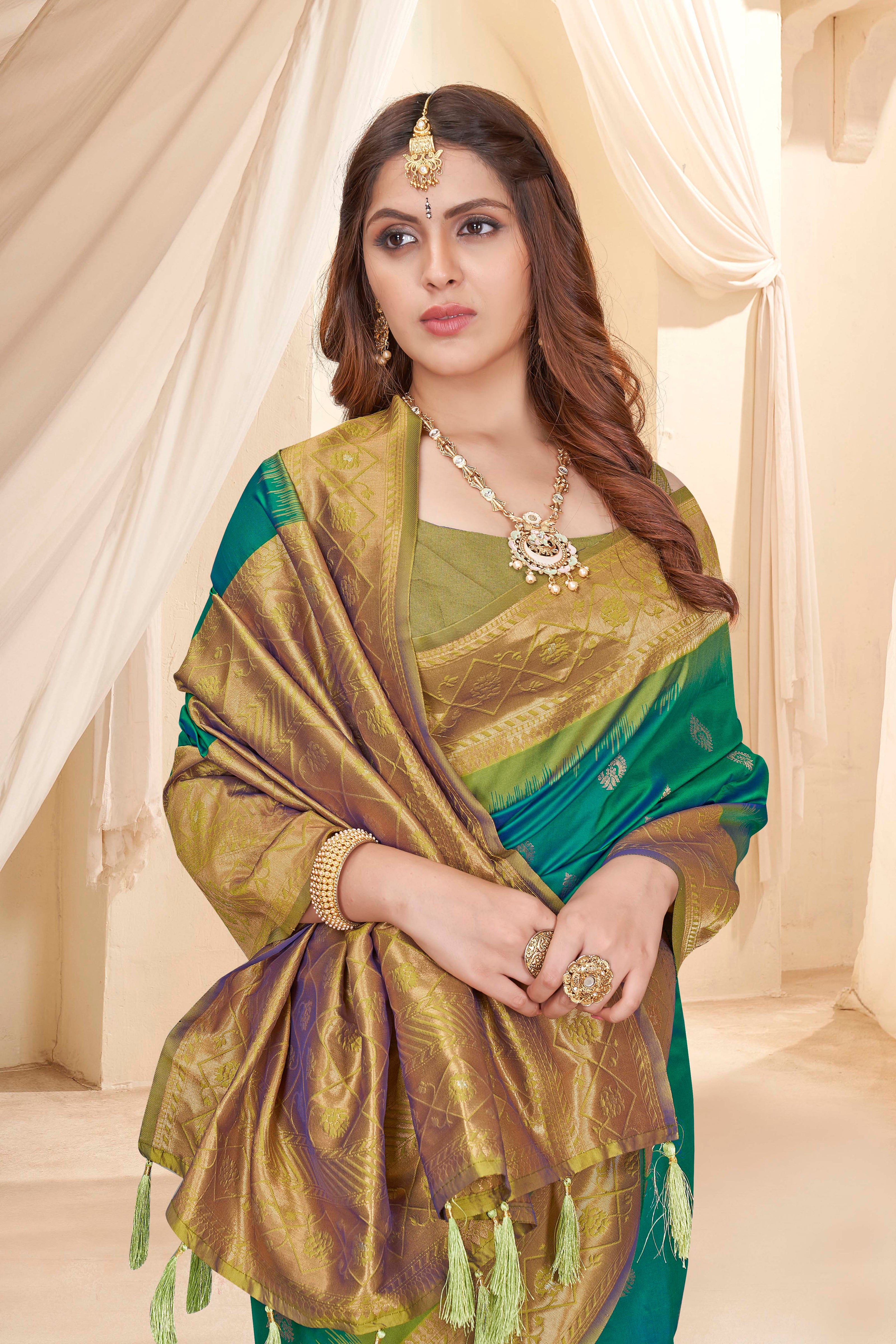 Green Soft Silk Floral Border Contrast Zari Woven Saree